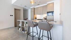 Coffee/tea maker, fridge, microwave, stovetop - Brand New Apt Modern 1br Amazing Marina Views (Dubai)