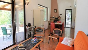 TV, fireplace - Villa Cycas relaxation in nature (Lazio)