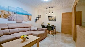 TV connectée, baby-foot, livres