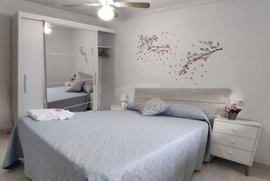 3 dormitoris, planxa i posts de planxar i un bressol de viatge 