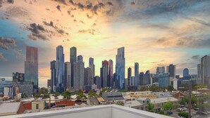 Un horizonte urbano con edificios modernos y altos, junto a construcciones más antiguas.