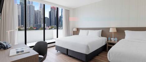 أسرّة بطبقة علوية مريحة ومكتب ومساحة عمل للكمبيوتر المحمول وستائر تعتيم