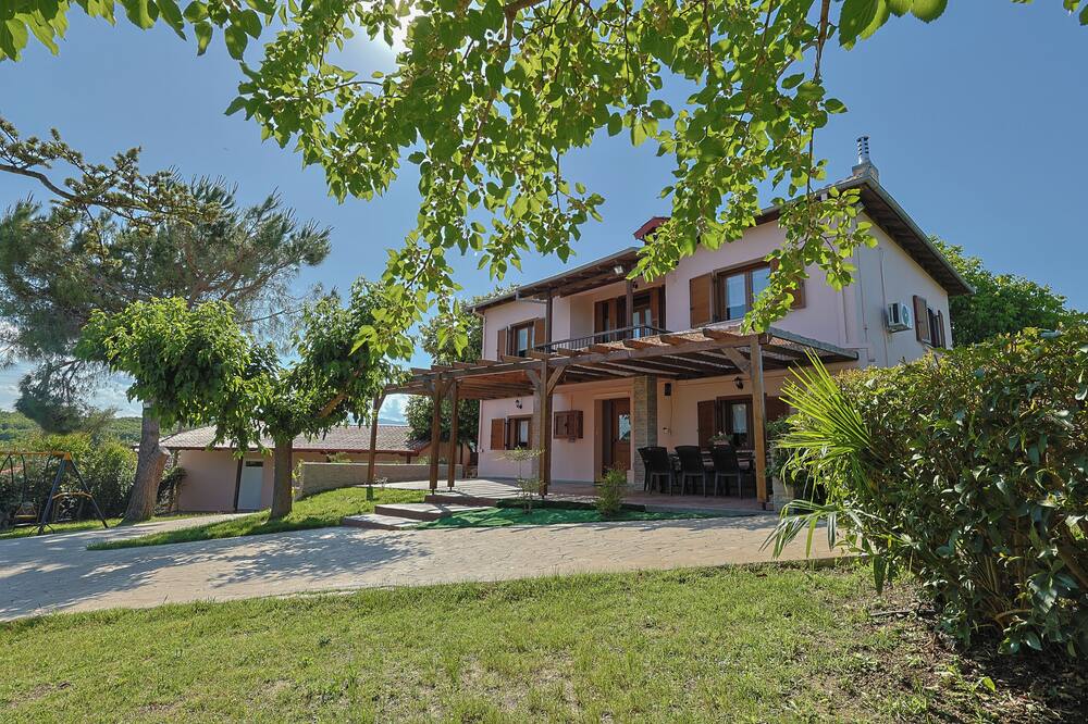 Traditional Villa Peponi