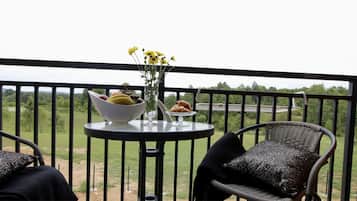 Minibar, escritorio, insonorización y tabla de planchar con plancha