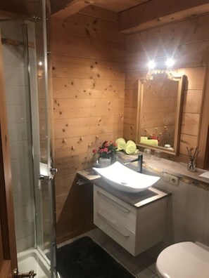 Dusche, Haartrockner, Handtücher, Seife