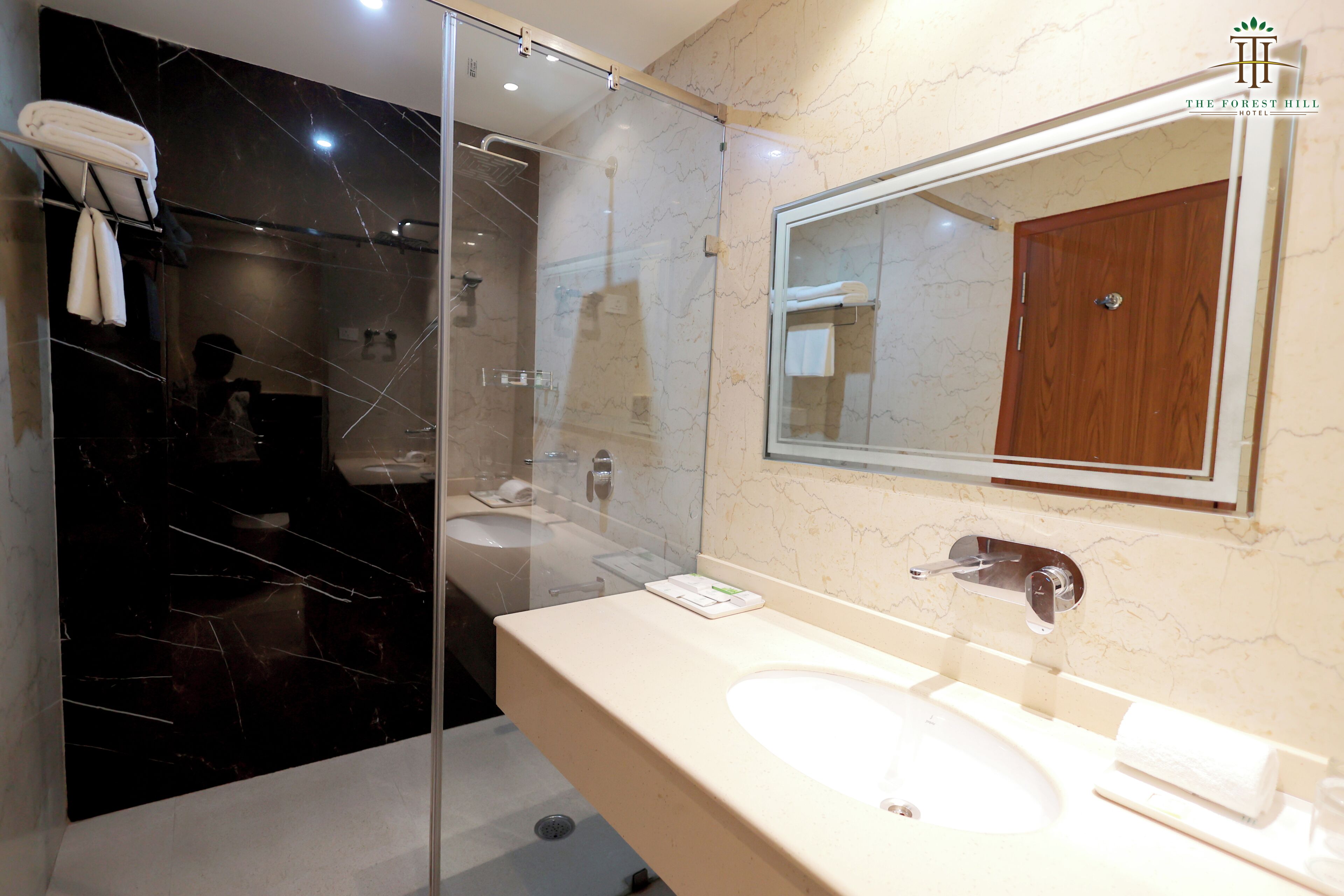 Premium Room (WITH MOUNTAIN VIEW) | Bathroom | Shower, rainfall showerhead, designer toiletries, hair dryer