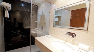 Premium Room (WITH MOUNTAIN VIEW) | Bathroom | Shower, rainfall showerhead, designer toiletries, hair dryer