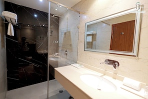 Premium Room (WITH MOUNTAIN VIEW) | Bathroom | Shower, rainfall showerhead, designer toiletries, hair dryer - THE FOREST HILL HOTEL (Haridwar)