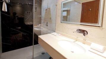 Premium Room (WITH MOUNTAIN VIEW) | Bathroom | Shower, rainfall showerhead, designer toiletries, hair dryer