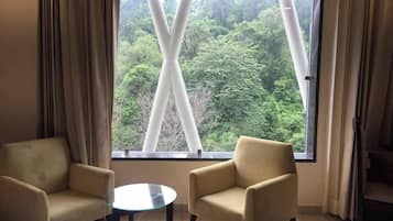 Premium bedding, minibar, in-room safe, desk
