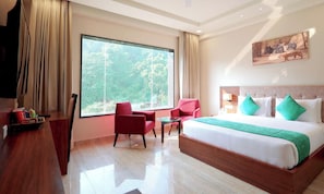 高級客房 (WITH FOREST VIEW) | 高級寢具、迷你吧、房內夾萬、書桌