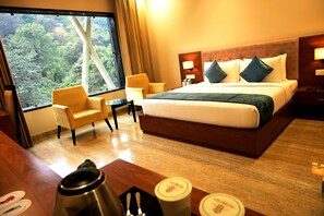 أغطية فراش متميزة وميني بار وخزنة داخل الغرفة ومكتب