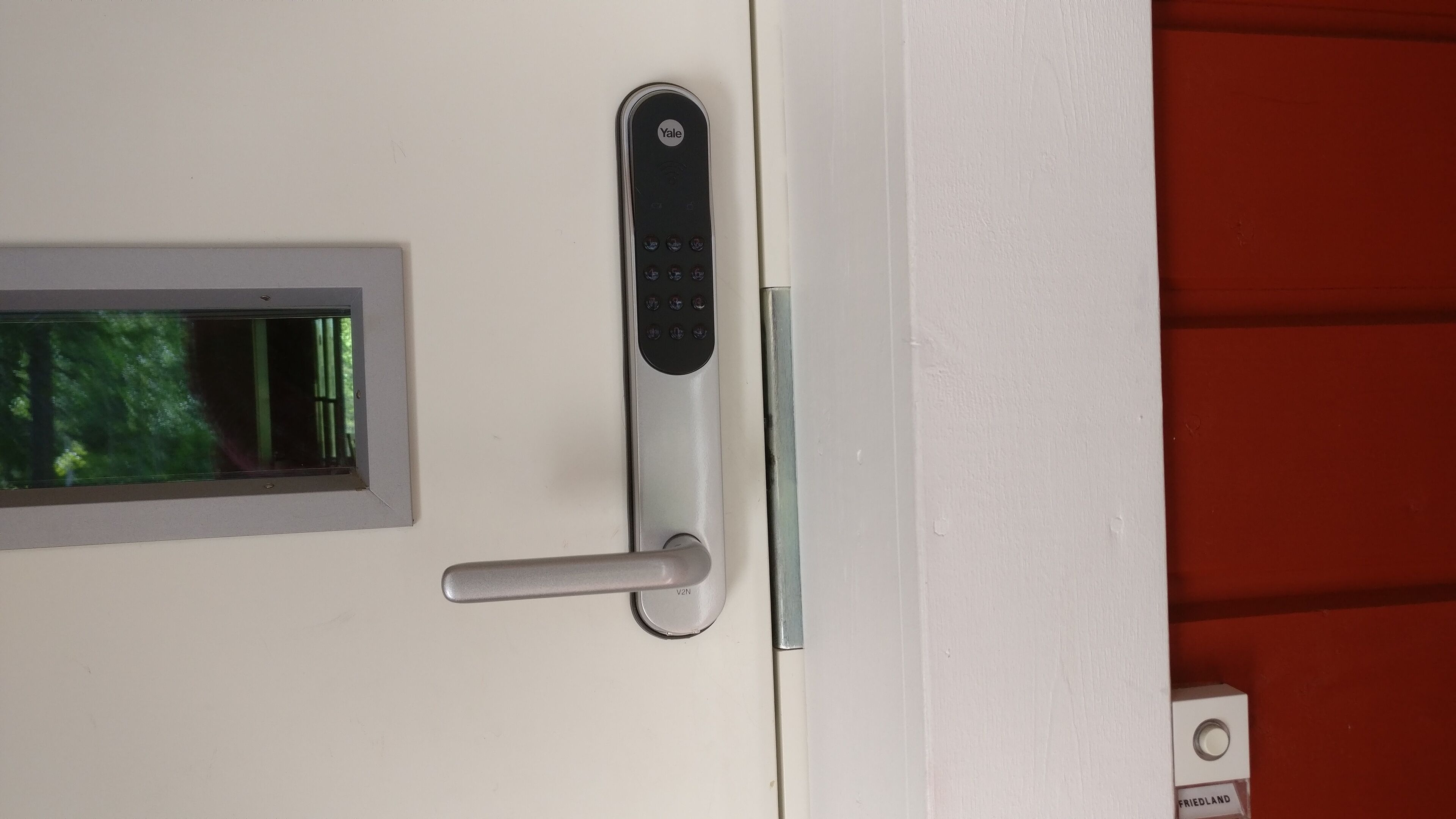 Een Yale smart slot op een deurklink.
