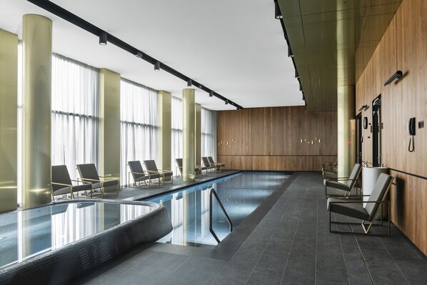 Alberca techada y camastros 