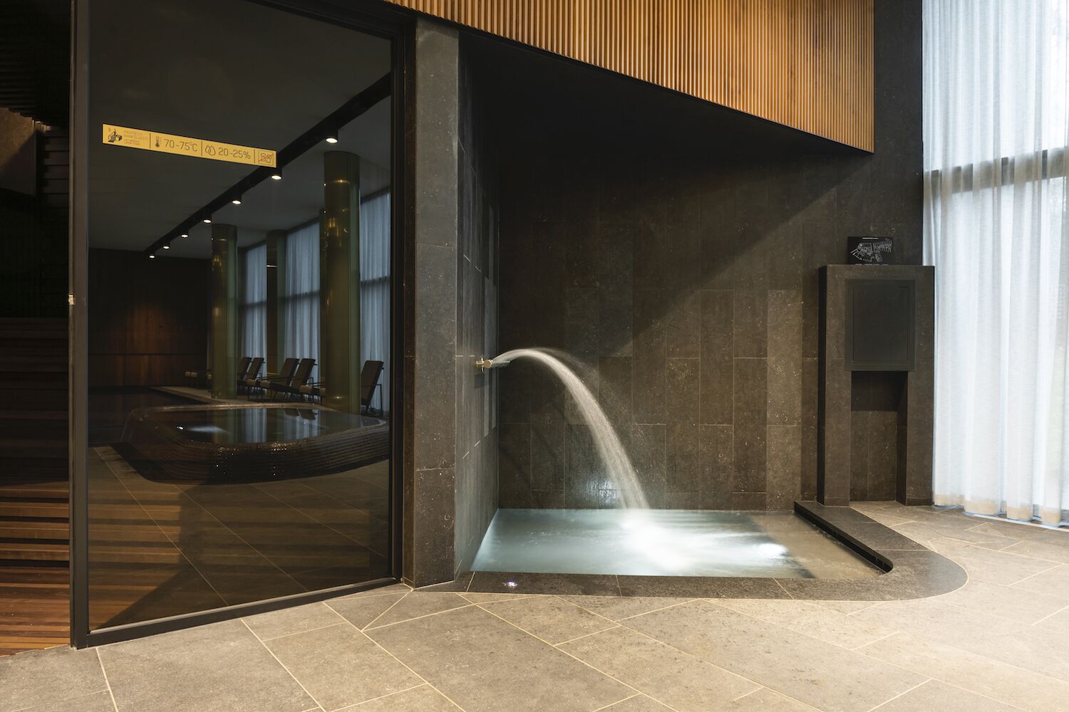 室内游泳池，日光浴躺椅