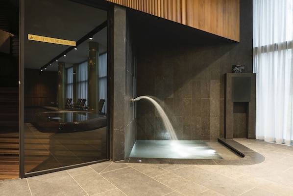 Indoor pool, sun loungers