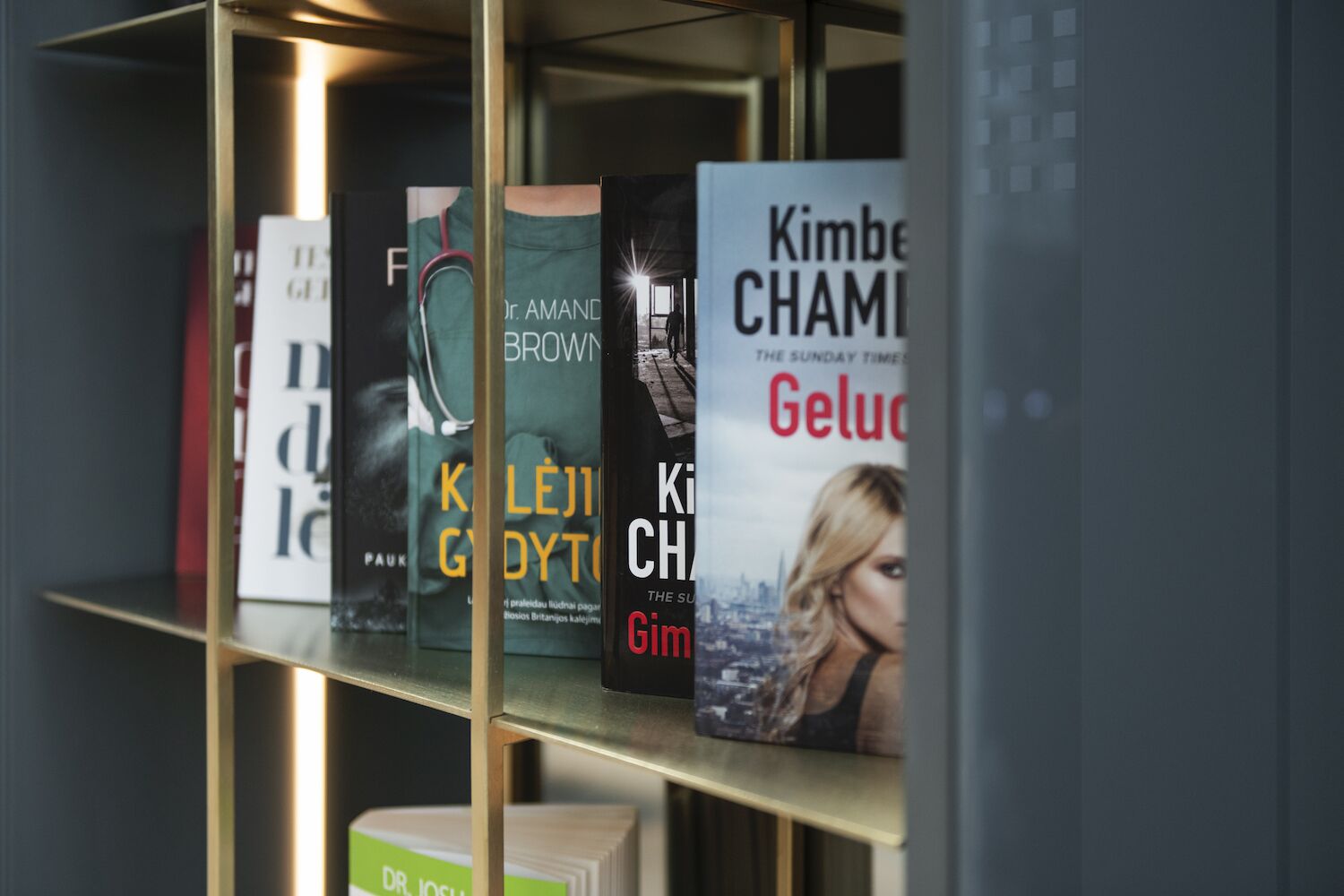 Una libreria piena di libri.