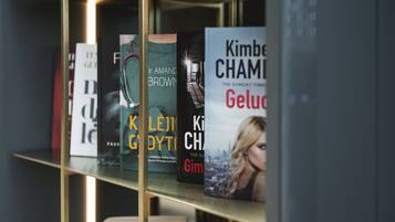 Una libreria piena di libri.