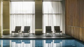 Piscine couverte, chaises longues
