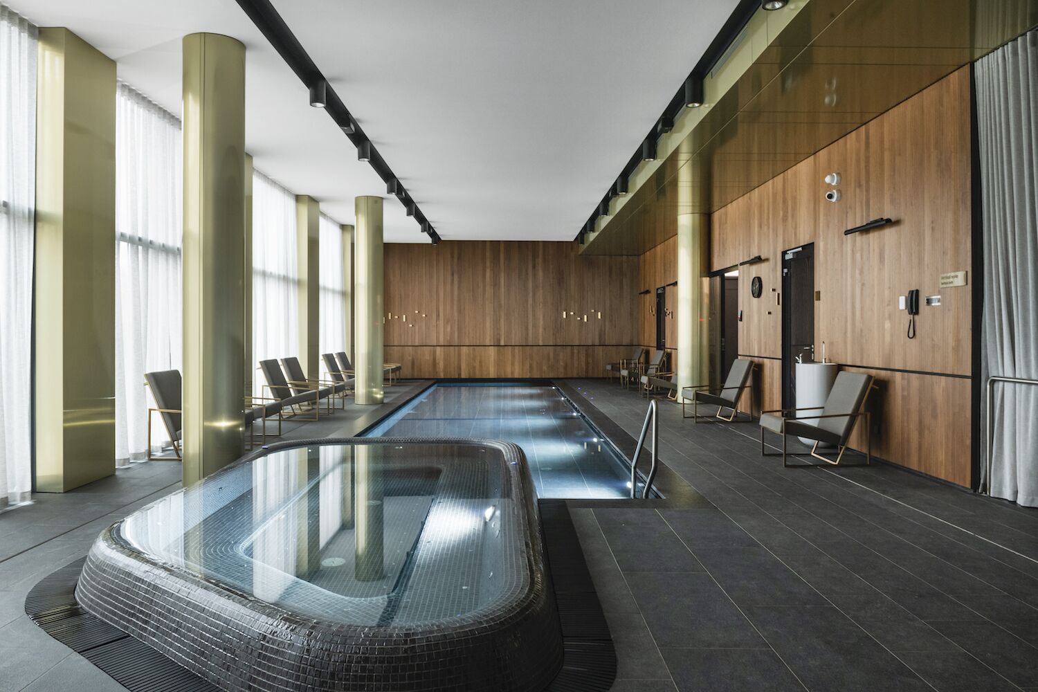 Indoor pool, sun loungers