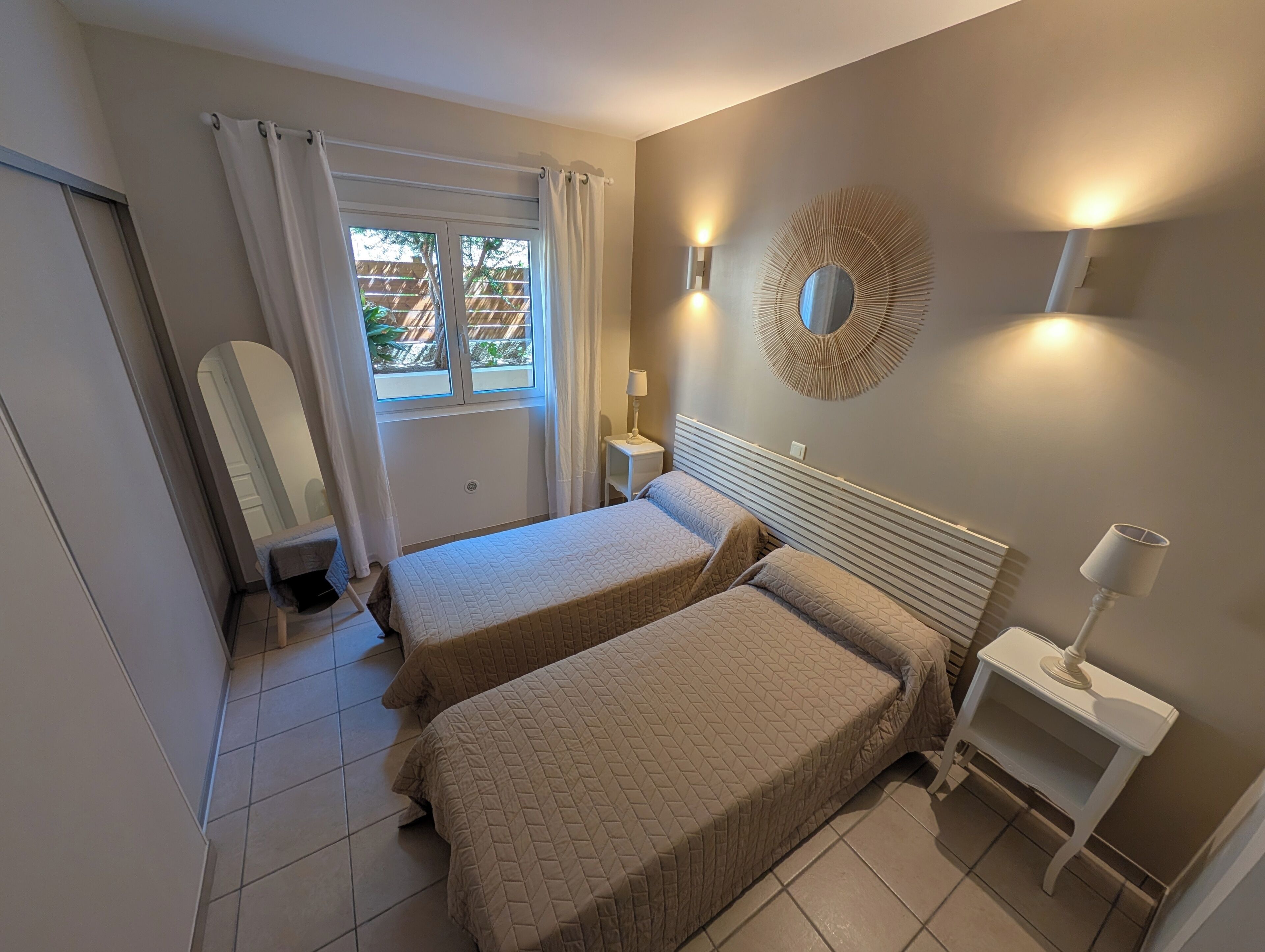 4 slaapkamers, een strijkplank/strijkijzer, reisbedje, gratis wifi