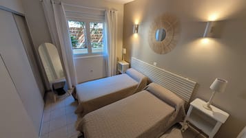 4 slaapkamers, een strijkplank/strijkijzer, reisbedje, gratis wifi