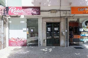 Une devanture de magasin avec une enseigne indiquant « Relax Centro de Estética » et une autre indiquant « Corte Costura ».