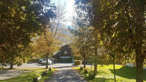 A pathway leading to a building surrounded by trees. - 2-room apartment with balcony in Samoëns, parking included (Samoëns)