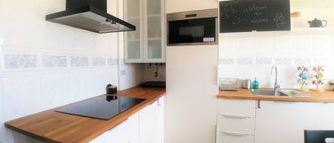 Kjøleskap, mikrobølgeovn, ovn og kokeplater