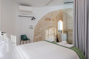 5 habitaciones, tabla de planchar con plancha, wifi y ropa de cama 
