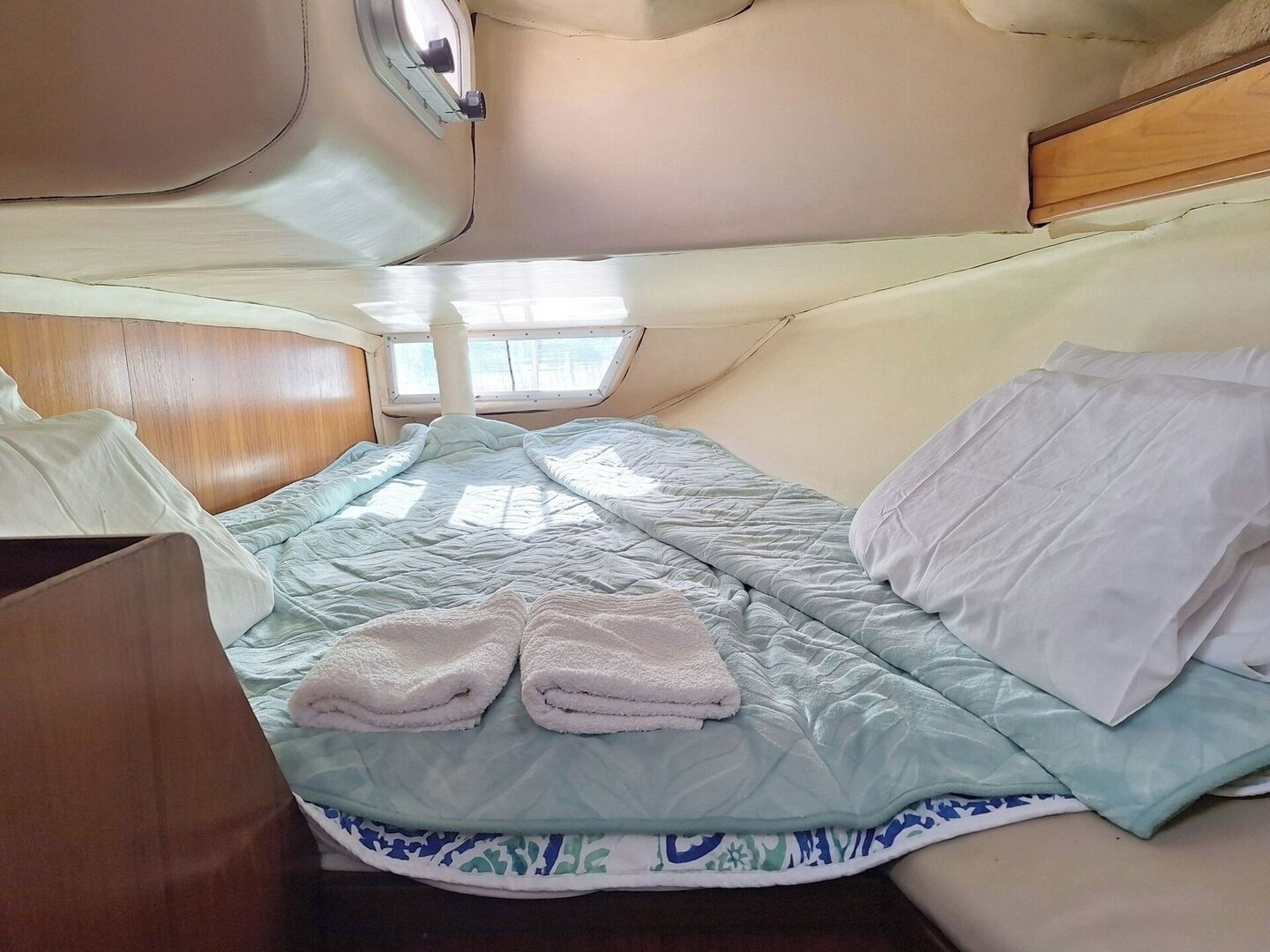 1 bedroom, bed sheets