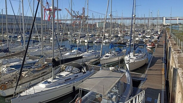 Een jachthaven met verschillende boten afgemeerd aan de steiger.