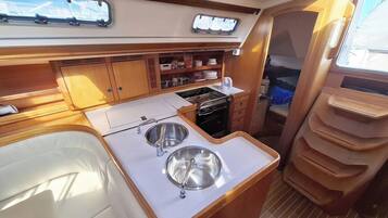 Kjøleskap, kokeplater, kaffetrakter/tekoker og kjøkkenutstyr