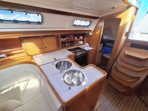 Réfrigérateur, plaque de cuisson, cafetière/bouilloire