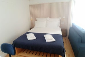 1 habitación, tabla de planchar con plancha, internet y ropa de cama