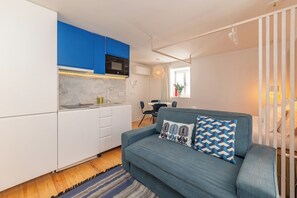 TV - Studio 1 • Downtown Lisbon • Walkable • Balcony (Lisboa)