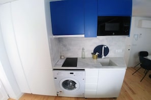 Refrigerador, microondas, parrilla de estufa y cafetera y tetera