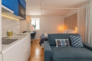 TV - Studio 1 • Downtown Lisbon • Walkable • Balcony (Lisboa)