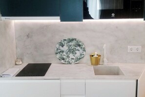 Mikrobølgeovn, kokeplater, kaffetrakter/tekoker og brødrister