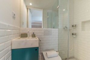 Secador de cabelo, toalhas de banho