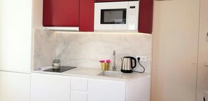 Réfrigérateur, four à micro-ondes, surface de cuisson, cafetière-théière