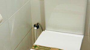 Eine Toilette mit einem Schild, das anzeigt, dass sie desinfiziert wurde.