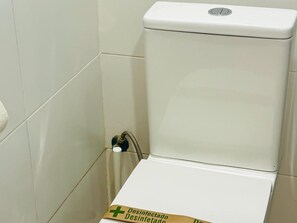 Eine Toilette mit einem Schild, das anzeigt, dass sie desinfiziert wurde.