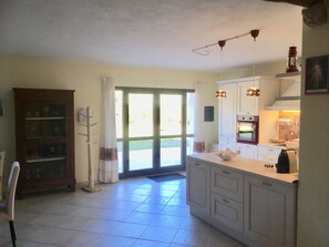 KĂŒhlschrank, Mikrowelle, Ofen, Herdplatte