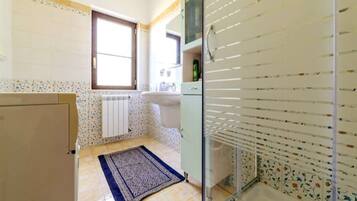 Doccia, asciugacapelli, bidet, asciugamani