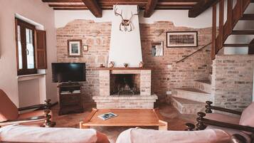 Smart-TV, Kamin, Tischfußball, Tischtennisplatte