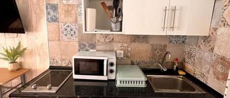 ثلاجة، ميكروويف، ماكينة لصنع القهوة/الشاي، محمصة خبز