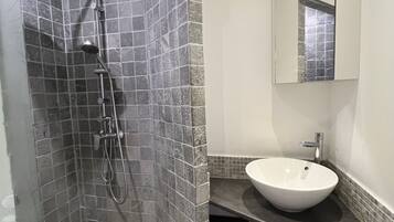 SĂšche-cheveux, serviettes fournies, papier toilette