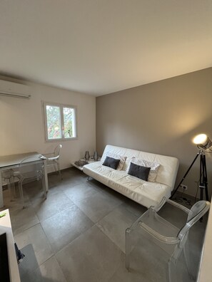 TV, foosball, table tennis - Beautiful sea view apartment with heated pool, direct beach access Pramousquier (Le Lavandou)