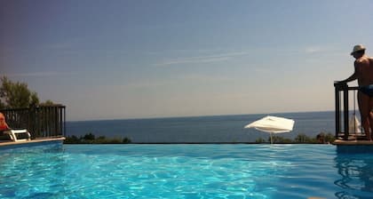 Bel Appartement vue Mer avec piscine chauffée, accÚs direct plage Pramousquier